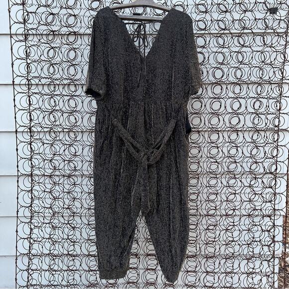 Torrid Black Gold Glitter Surplice Jumpsuit NWT Size 1 - Picture 3 of 6